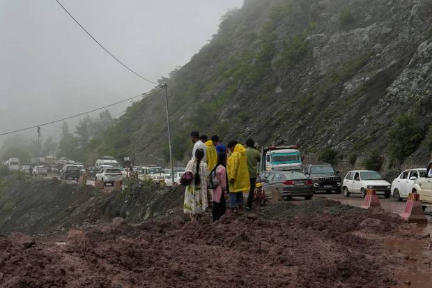जोरदार पावसाच्या पार्श्वभूमीवरही कोणताही राष्ट्रीय महामार्ग बंद नाही. आपत्कालीन सेवांसाठी रस्ते सुरू ठेवण्यात आले आहेत, असे आपत्ती व्यवस्थापनाकडून सांगण्यात आले आहे. (छायाचित्र स्रोत: पीटीआय)